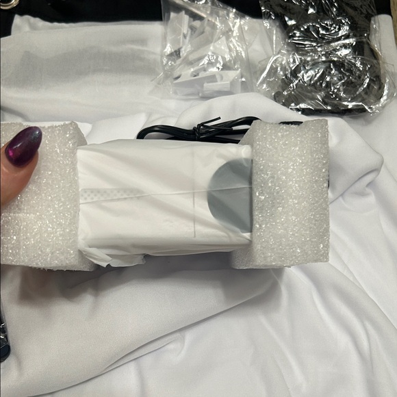 LED Projector with Screen - Picture 7 of 9